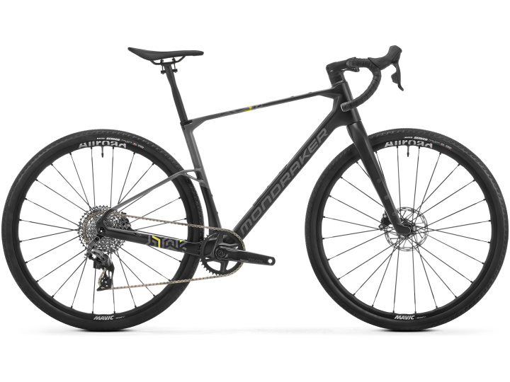 Das Mondraker Arid Carbon R ist ein elegantes, schwarzes Gravelbike mit modernem Design. Es verfügt über einen Rennlenker, einen leichten Rahmen, Scheibenbremsen und robuste Reifen, die sich perfekt für gemischtes Gelände eignen. Branding und Logos zieren den Rahmen und machen es ideal für Offroad- und Onroad-Abenteuer.