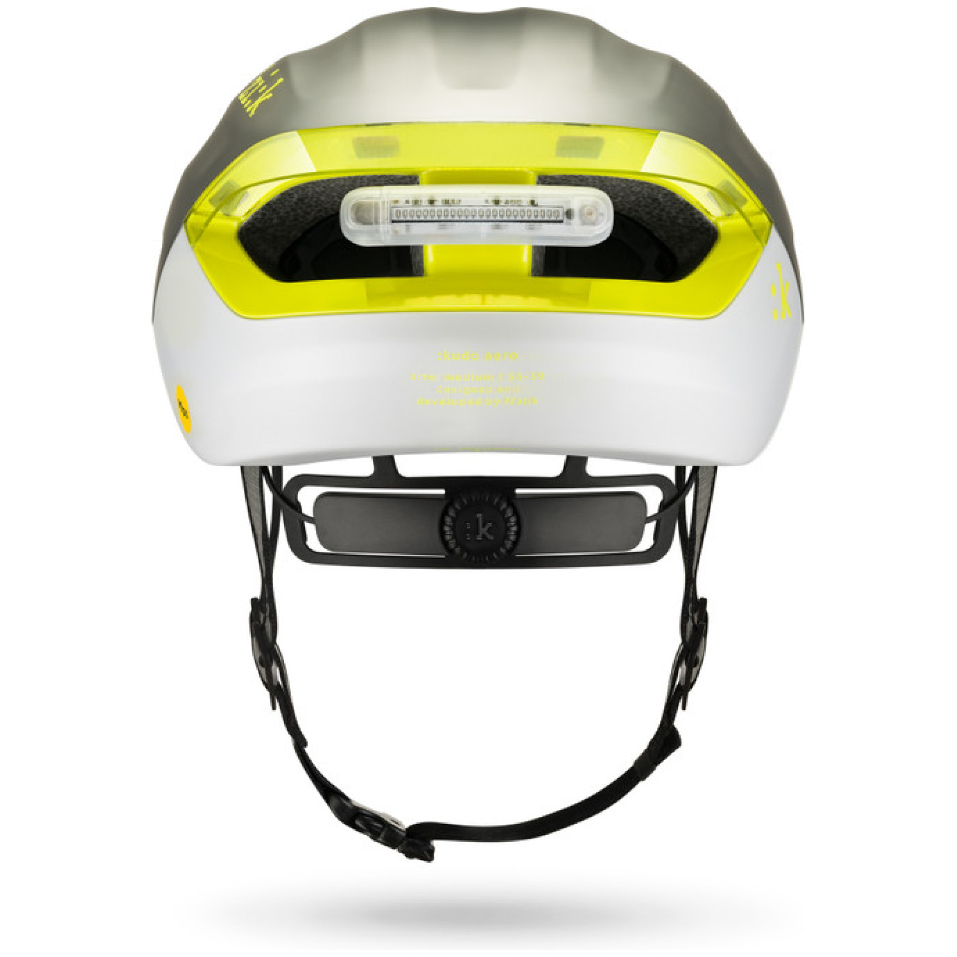 Eine Rückansicht des Fahrradhelms FIZIK HELM ROAD KUDO AERO Größe M in Weiß und Gelb, mit eingebautem LED-Licht und verstellbarem schwarzen Kinnriemen, isoliert auf weißem Hintergrund.