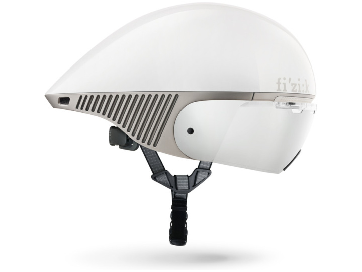 Der FIZIK HELM TT KUNEE Größe S-M ist ein schlanker, weißer aerodynamischer Fahrradhelm mit Visier, Kinnriemen, Belüftungsschlitzen und dem fi'zi:k-Logo an der Seite.
