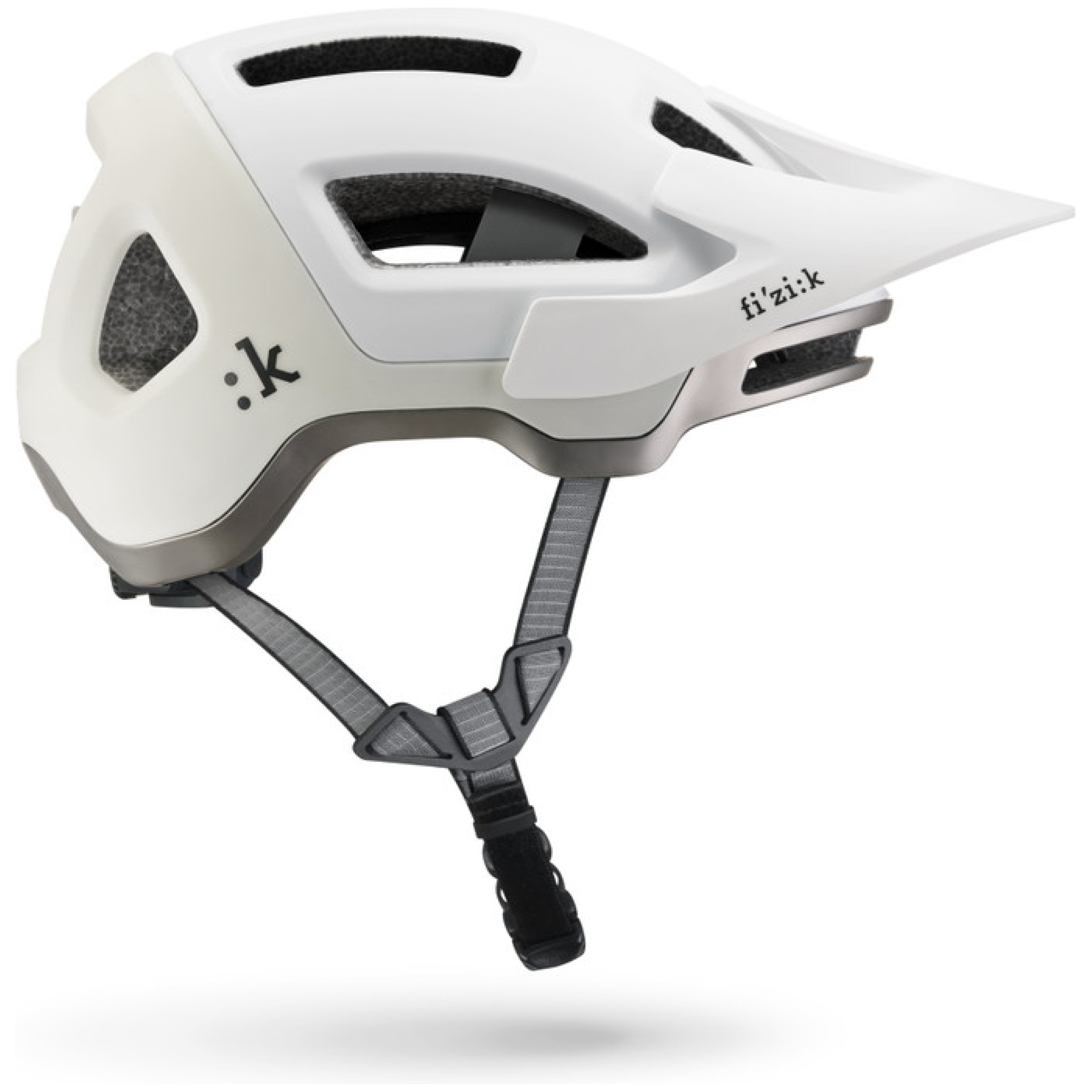 Der FIZIK HELM MTB KASSIS ist ein weiß-grauer Fahrradhelm mit Belüftungslöchern und verstellbarem Kinnriemen, der im Profil vor einem schlichten weißen Hintergrund abgebildet ist.