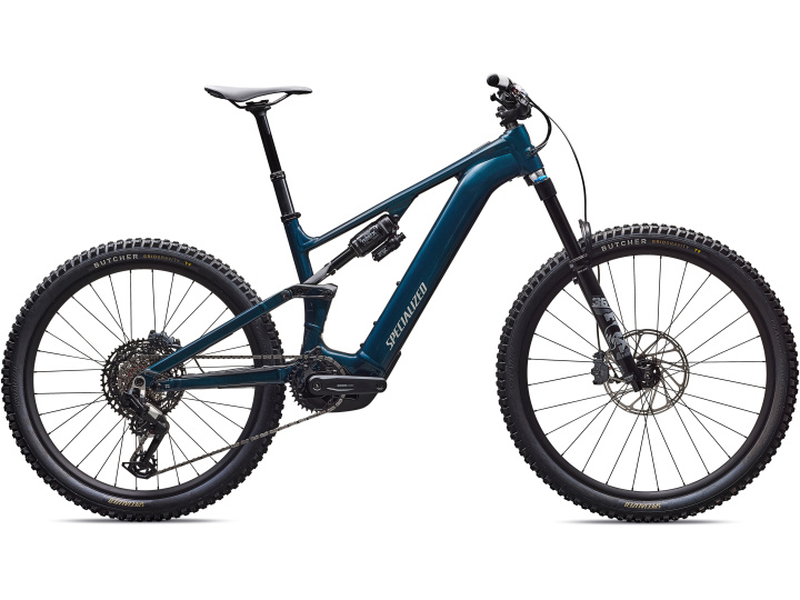 Das Specialized Turbo Levo 4 Comp Alloy, ein dunkelblaues, vollgefedertes Elektro-Mountainbike mit dicken Stollenreifen, hinterem Stoßdämpfer, hervorstehendem Unterrohr-Akku und Scheibenbremsen, wird vor einem weißen Hintergrund gezeigt.