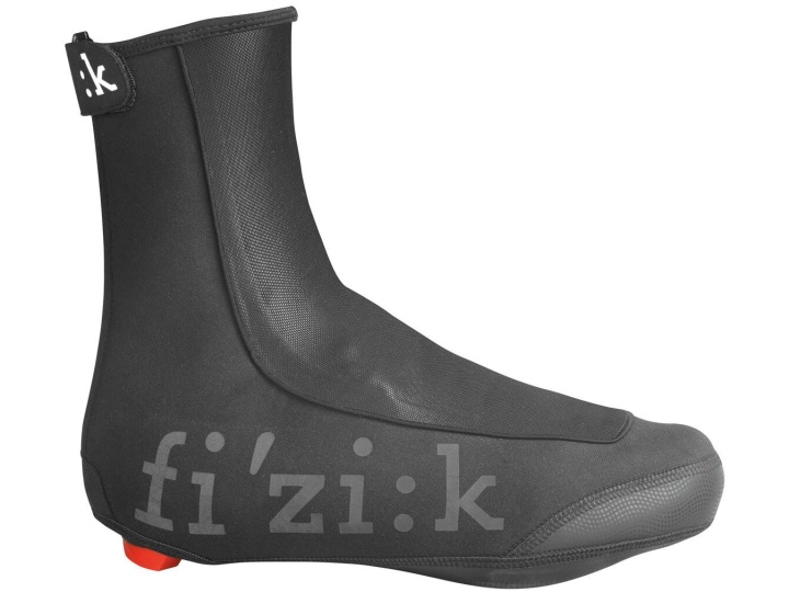 Der FIZIK ÜBERSCHUH WINTER ist ein schwarzer Fahrradüberzieher mit dem Schriftzug fi'zi:k" in großen grauen Buchstaben, einem hohen Knöchelschnitt und einem Klettverschluss oben.