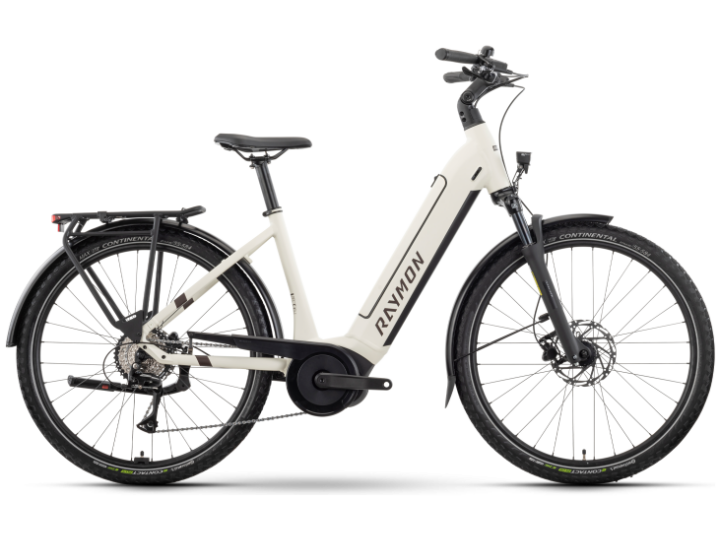 Ein weißes Raymon Metmo 27,5"-Elektrofahrrad mit Durchstiegsrahmen, schwarzen Schutzblechen, Gepäckträger und Scheibenbremsen wird im Profil vor einem schlichten weißen Hintergrund gezeigt.