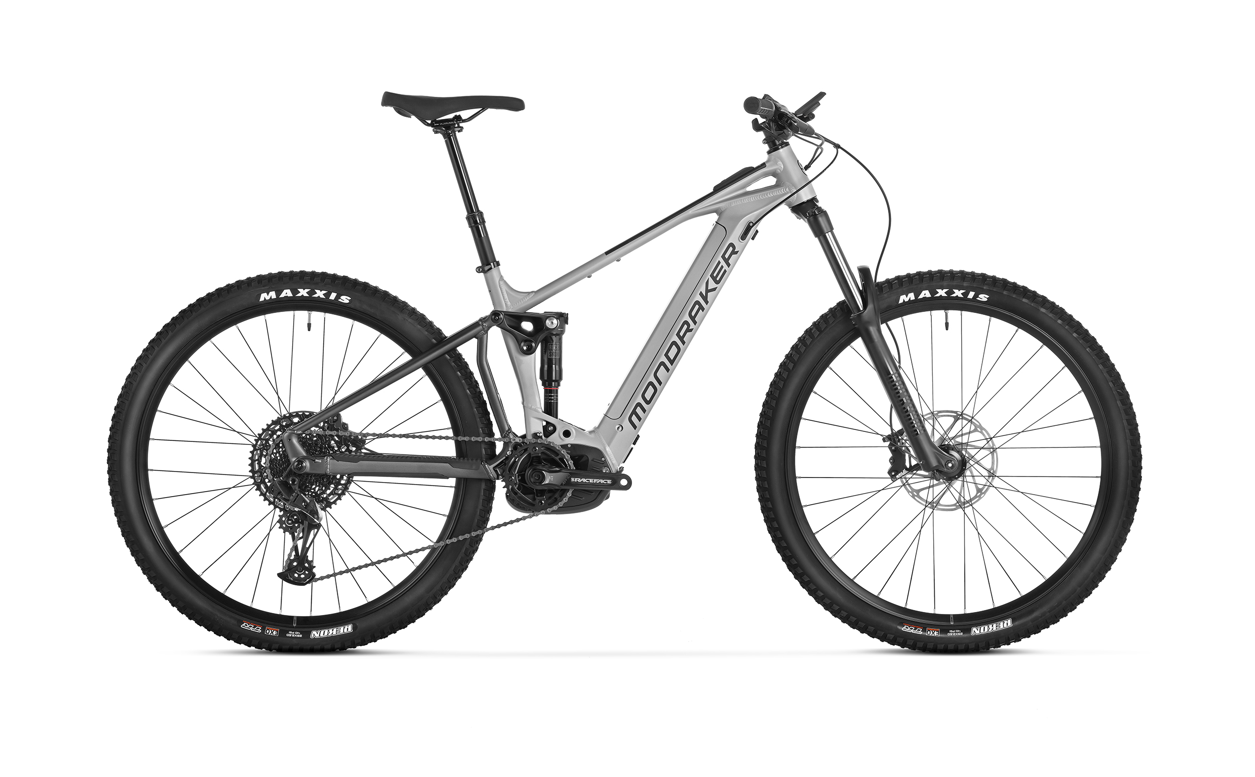 Das Mondraker Chaser ist ein silbernes, vollgefedertes Mountainbike mit schwarzen Maxxis-Reifen, Scheibenbremsen und einem hinteren Stoßdämpfer, das seitlich auf einem weißen Hintergrund abgebildet ist.