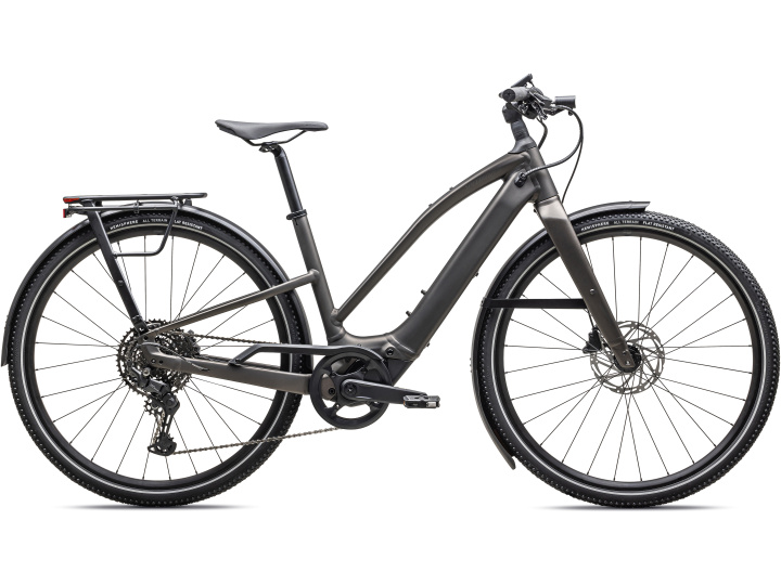 Das Specialized Vado SL 4.0 ST EQ 2, ein schwarzes Elektrofahrrad mit Durchstiegsrahmen, Schutzblechen vorne und hinten, Gepäckträger, Scheibenbremsen und Stollenreifen, wird von der Seite auf weißem Hintergrund gezeigt.