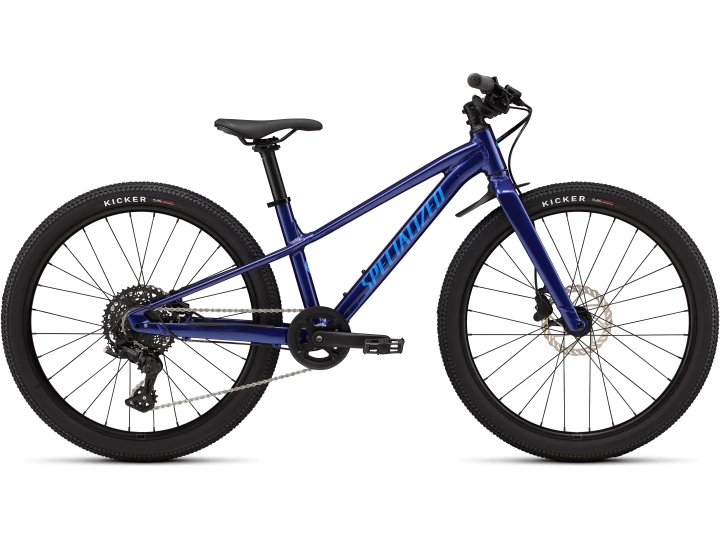 Ein Specialized Riprock 24 Mountainbike in Blau, mit geradem Lenker, Scheibenbremsen und Noppenreifen, von der Seite auf weißem Hintergrund dargestellt.