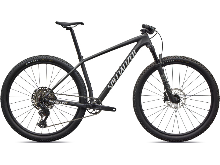 Ein mattschwarzes Specialized Epic Hardtail Comp Mountainbike mit großen Reifen, einer Federgabel, einem flachen Lenker und einem fetten weißen "SPECIALIZED"-Schriftzug auf dem Rahmen, dargestellt in einer Seitenansicht vor einem weißen Hintergrund.