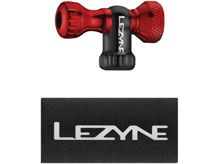 Eine kompakte rot-schwarze Lezyne CO2 Pumpenkopf Control Drive Fahrradpumpe mit einer gerändelten Düse, die über einem schwarzen Aufnäher mit dem weißen Lezyne-Logo angebracht ist.