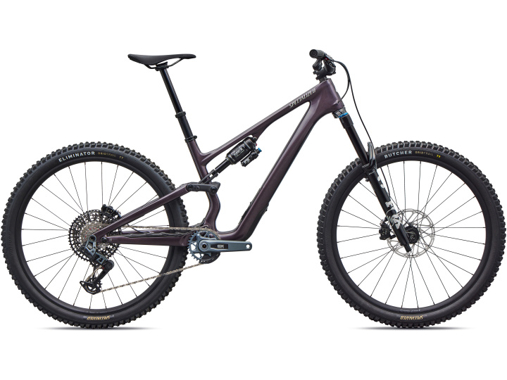 Das Specialized Stumpjumper 15 EVO Expert ist ein vollgefedertes Mountainbike mit dunklem Rahmen, großen Stollenreifen, Scheibenbremsen und einer Dropper-Sattelstütze, dargestellt in der Seitenansicht auf weißem Hintergrund.