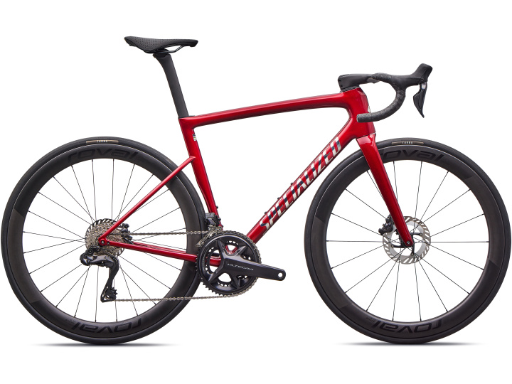 Das Specialized Tarmac SL8 Pro Di2 ist ein rotes Rennrad mit tiefem Lenker, Scheibenbremsen und tiefprofilierten schwarzen Laufrädern, das im Seitenprofil auf weißem Hintergrund abgebildet ist.