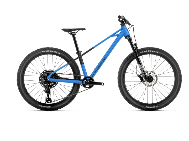 Das Mondraker Trick 24 ist ein blaues Mountainbike mit schwarzem Lenker, Sattel, Pedalen und Reifen mit KENDA-Logo. Es verfügt über eine Vorderradfederung und Scheibenbremsen, die im Profil vor einem weißen Hintergrund abgebildet sind.