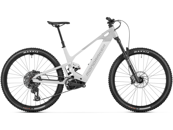 Das Mondraker Scree S 600 ist ein weißes, vollgefedertes Mountainbike mit schwarzen Akzenten, dicken Maxxis-Reifen, einem hinteren Stoßdämpfer, einer Federgabel und dem "Mondraker"-Schriftzug am Rahmen.