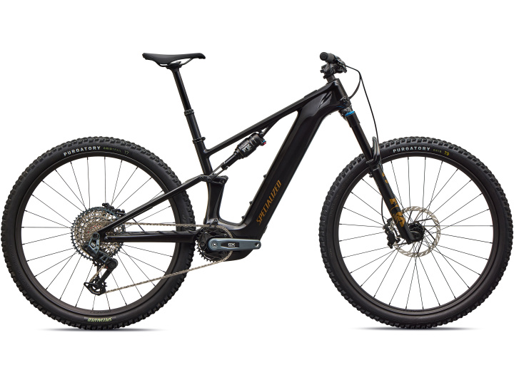 Das Specialized Turbo Levo R Expert, ein schwarzes, vollgefedertes Mountainbike mit großen Stollenreifen, Scheibenbremsen und einem markanten Elektromotor am Rahmen, ist im Seitenprofil vor weißem Hintergrund abgebildet.