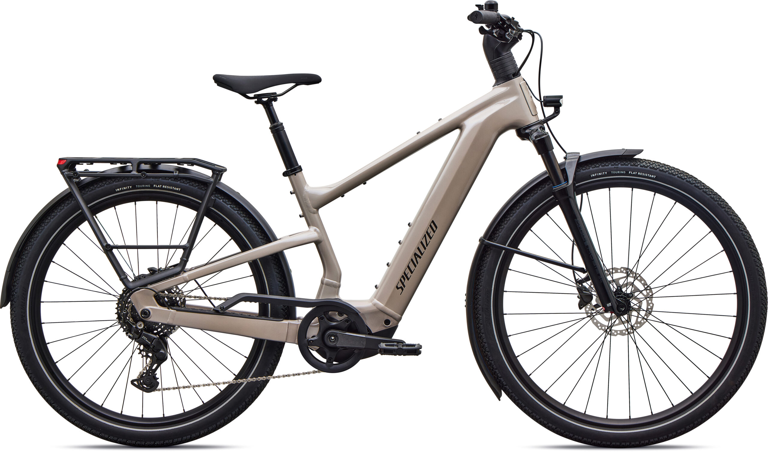 Das Specialized Turbo Vado 3 4.0, ein E-Bike in Beige mit schwarzen Reifen, Scheibenbremsen, Gepäckträger und Schutzblechen, ist im Seitenprofil vor einem weißen Hintergrund abgebildet.