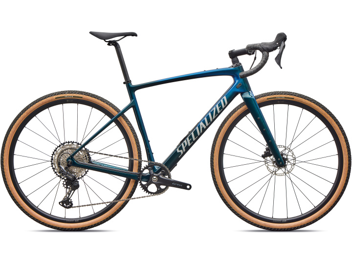 Ein blaues Specialized Diverge 4 Sport Carbon-Gravelbike mit Rennlenker, schmalen braunen Reifen, Scheibenbremsen und einem schwarzen Sattel. Das Fahrrad ist von der Seite abgebildet, wobei der Antrieb und das „Specialized“-Logo am Rahmen zu sehen sind.