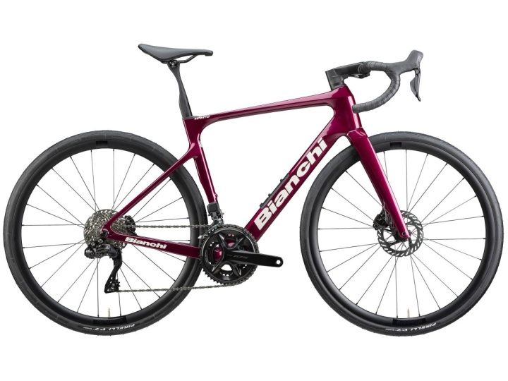 Das Bianchi Infinito 105 DI2 12SP mit burgunderrotem Rahmen, Rennlenker, Scheibenbremsen und schmalen Reifen wird vor einem weißen Hintergrund präsentiert.