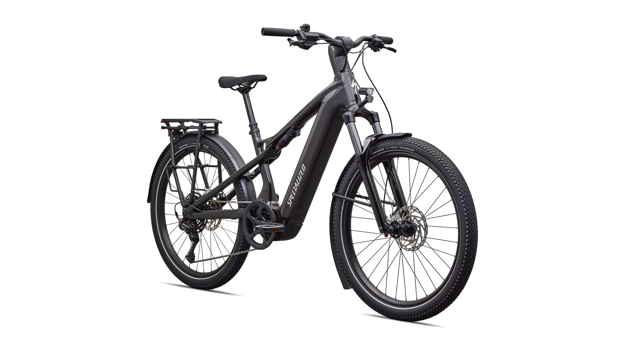Das Elektrofahrrad „Specialized Turbo Vado 3 X 4.0“ mit robustem schwarzem Rahmen, Federgabel, Scheibenbremsen, Gepäckträger und Schutzblechen ist aus einem niedrigen Blickwinkel von vorne links vor einem weißen Hintergrund zu sehen.