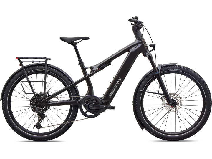 Ein schwarzes Specialized Turbo Vado 3 X 4.0 E-Bike mit Schutzblechen, Scheibenbremsen, einem Gepäckträger und einem Mittelmotor, im Seitenprofil auf weißem Hintergrund abgebildet.