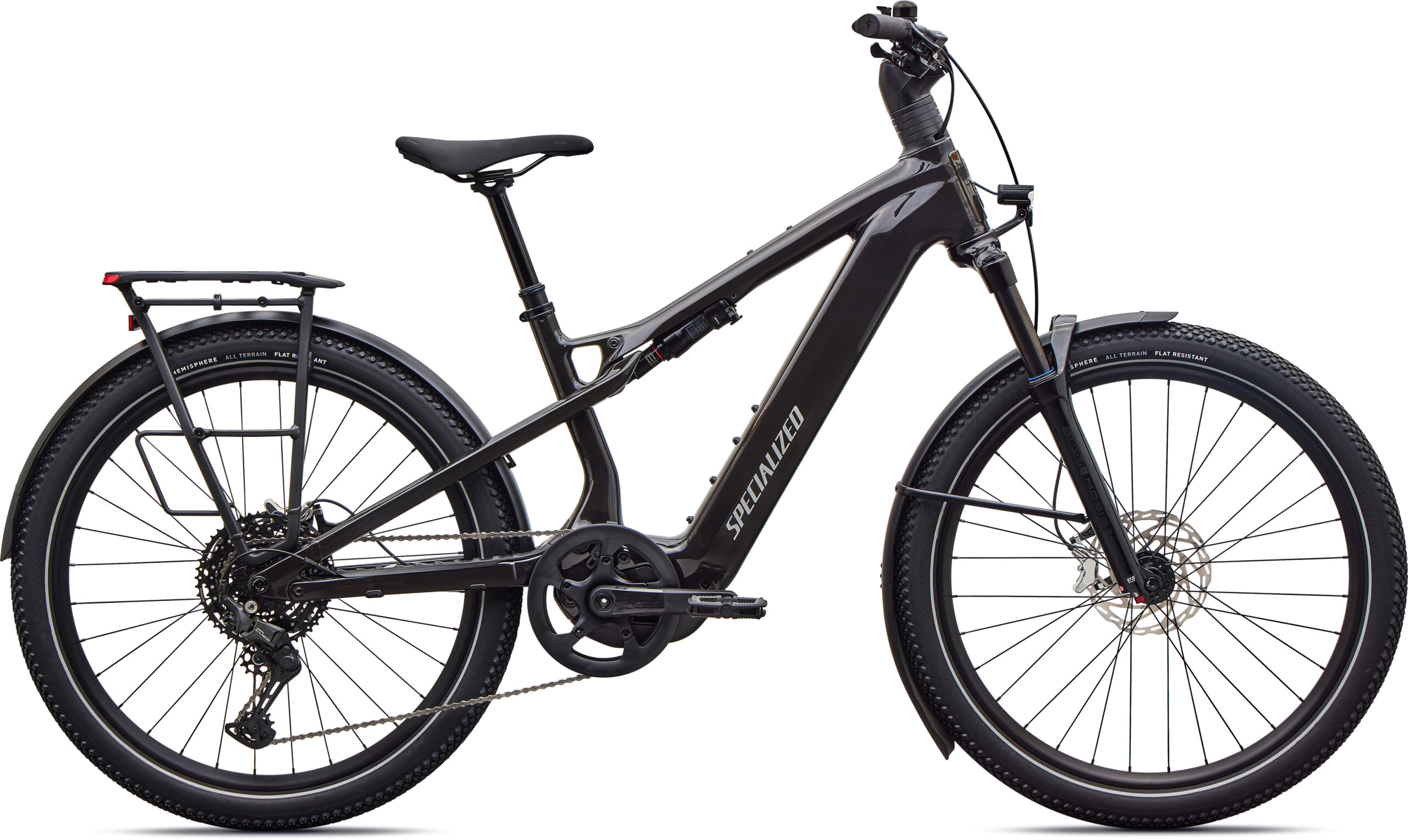Ein schwarzes Specialized Turbo Vado 3 X 4.0 E-Bike mit Schutzblechen, Scheibenbremsen, einem Gepäckträger und einem Mittelmotor, im Seitenprofil auf weißem Hintergrund abgebildet.