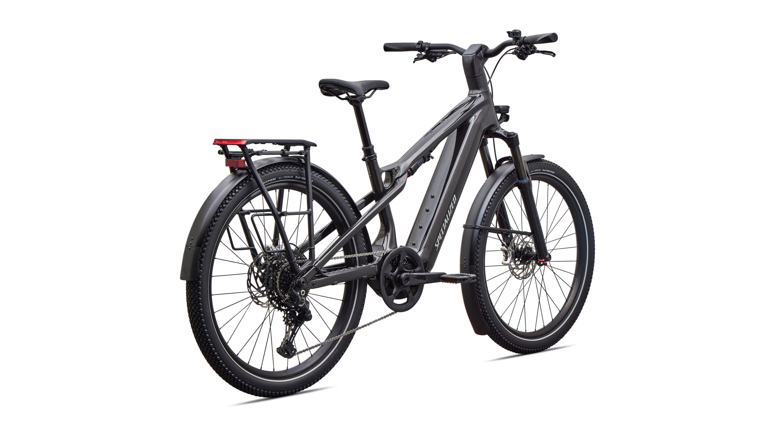 Das Specialized Turbo Vado 3 X 4.0, ein E-Bike in Schwarz mit breiten Reifen, Schutzblechen, Scheibenbremsen, einem Gepäckträger und einem mittig am Rahmen montierten Akku, ist von hinten im Seitenwinkel vor einem weißen Hintergrund zu sehen.