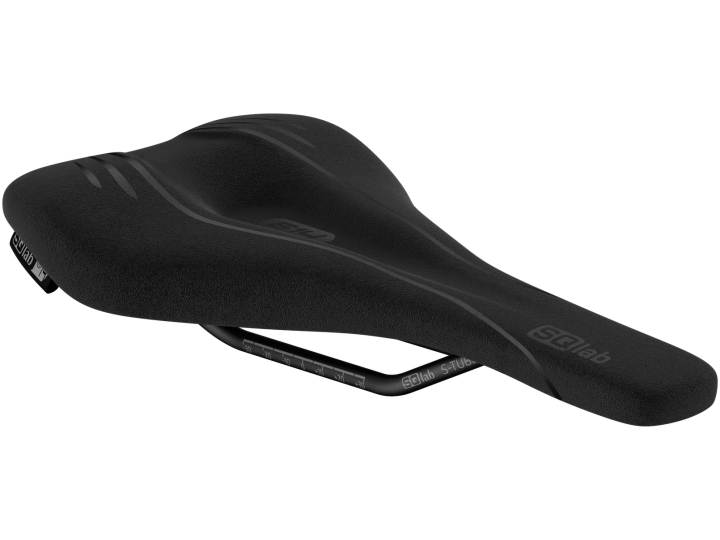 Der SQlab Sattel 614 Ergowave active 2.1 S‘Qantara ist ein schwarzer, ergonomischer Fahrradsattel mit dezentem Markenlogo und einem sanft geschwungenen Design für mehr Komfort. Er verfügt über Metallschienen zur einfachen Montage an der Sattelstütze.