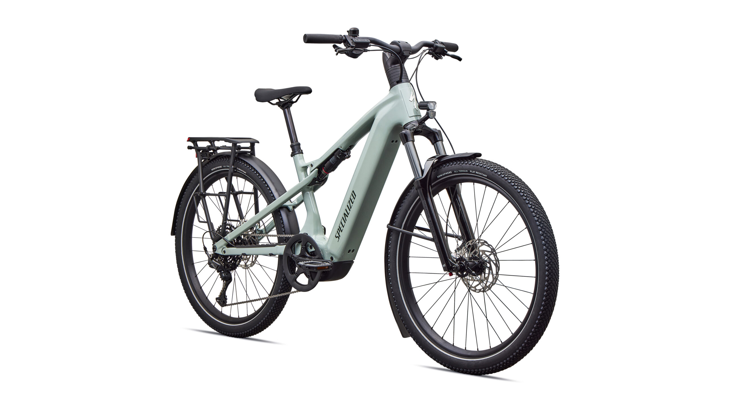 Das Specialized Turbo Vado 3 X 4.0 ist ein mattgraues E-Bike mit einem robusten Rahmen, breiten Reifen, Scheibenbremsen, einer Vorderradfederung, einem Gepäckträger am Heck und Schutzblechen, das hier aus einem vorderen Seitenwinkel vor weißem Hintergrund zu sehen ist.