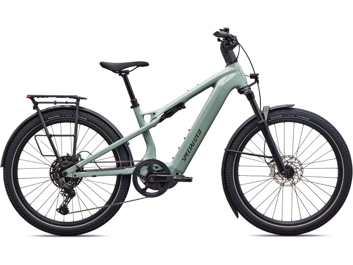 Ein hellgrünes Specialized Turbo Vado 3 X 4.0 E-Bike mit Gepäckträger, Schutzblechen, Scheibenbremsen und breiten Reifen, von der Seite vor weißem Hintergrund abgebildet.