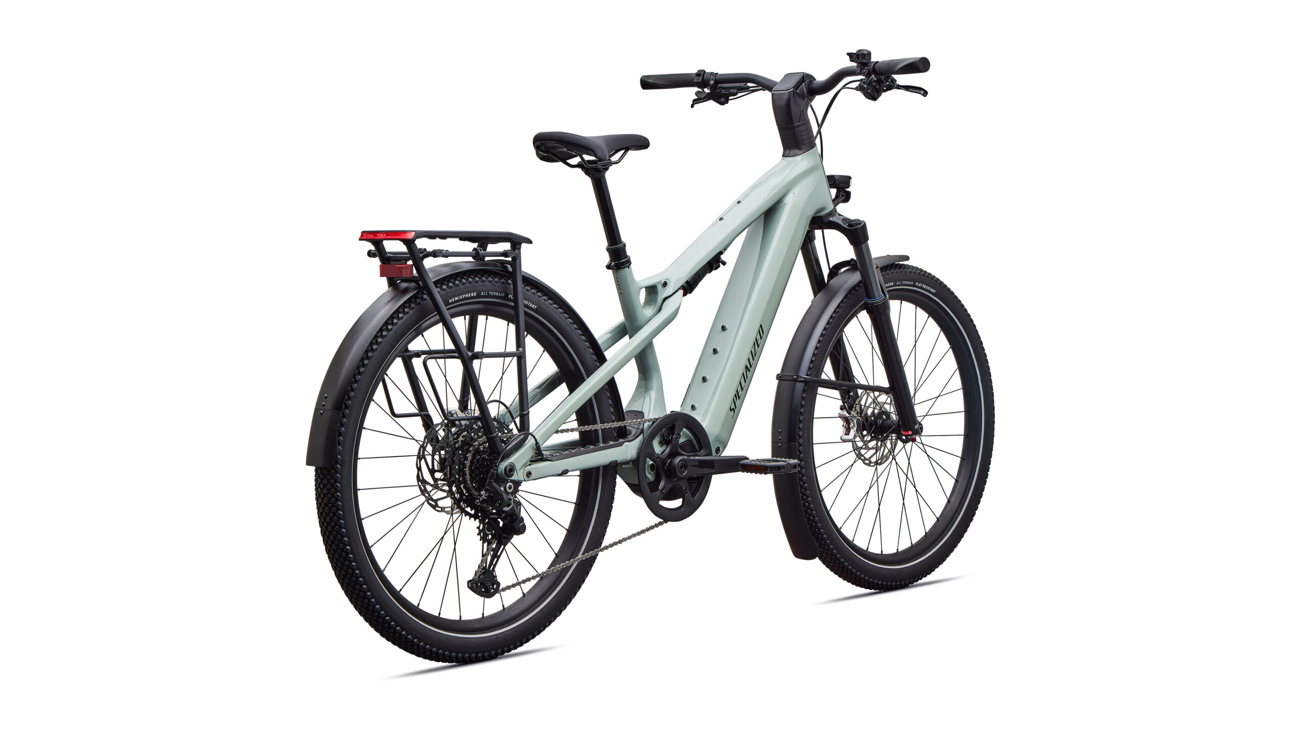 E-Bike „Specialized Turbo Vado 3 X 4.0“ in Hellgrau mit schwarzen Reifen, Gepäckträger und Schutzblechen, schräg auf weißem Hintergrund abgebildet.