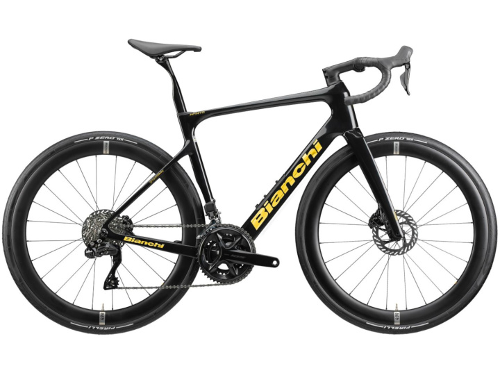 Das Bianchi Infinito Pro 105 Di2 ist ein schwarzes Rennrad mit gelben Logos, einem Drop-Lenker, Rädern mit tiefem Profil, Scheibenbremsen und einem schlanken, aerodynamischen Rahmen, abgebildet vor einem weißen Hintergrund.